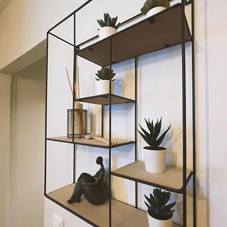 In The Middle Of The And Free Parking Spot * 奥卢